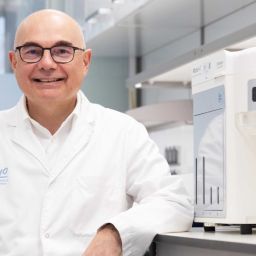 Dr. Josep Tabernero en el laboratorio con bata blanca VHIO